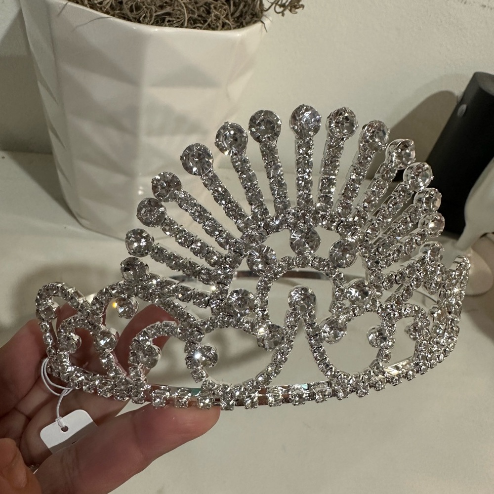 Silver tiaras for Halloween princess costumes - Picture 5 of 7